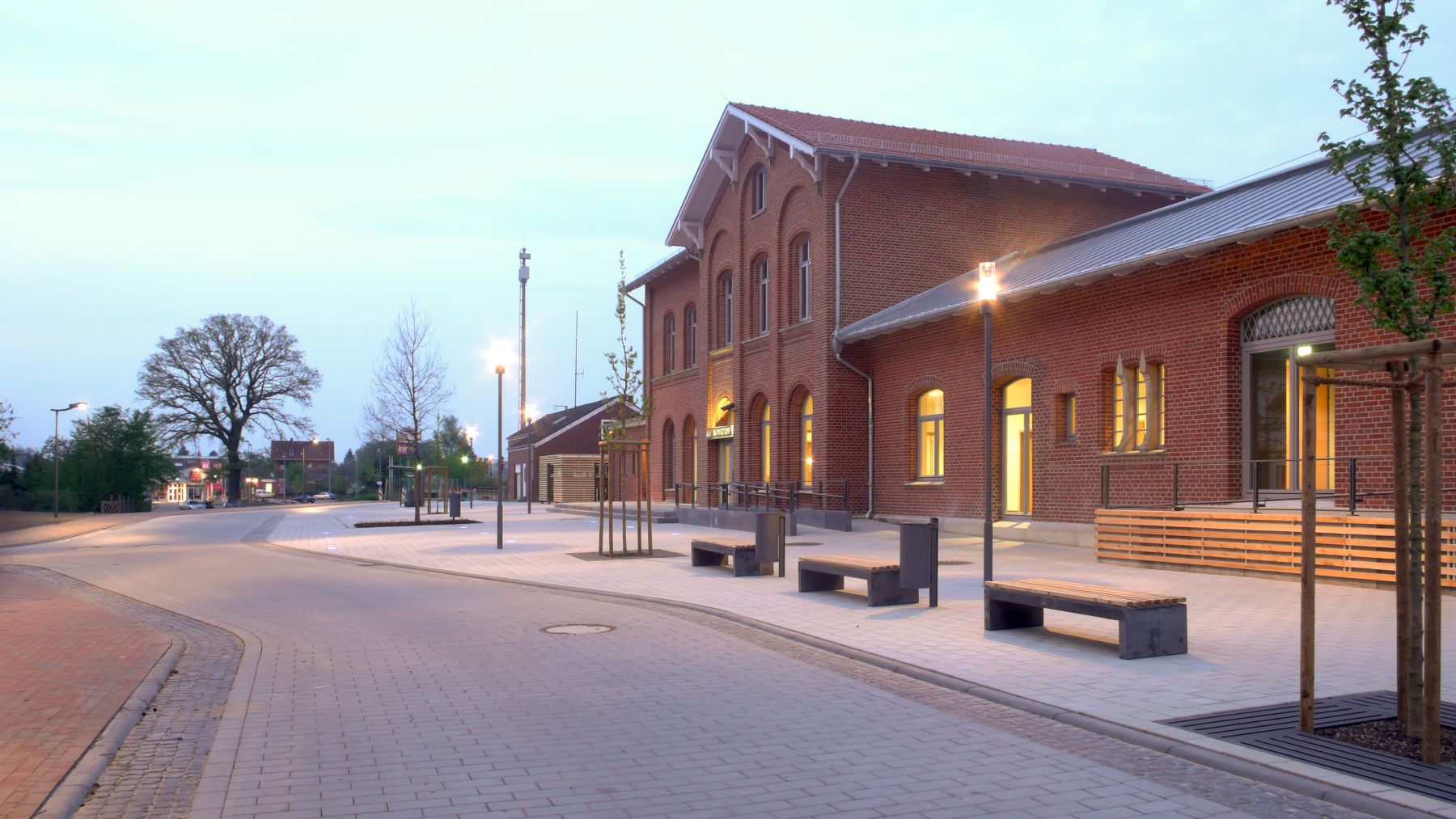 Bahnhofsgebäude und -Vorplatz in Barnstorf 